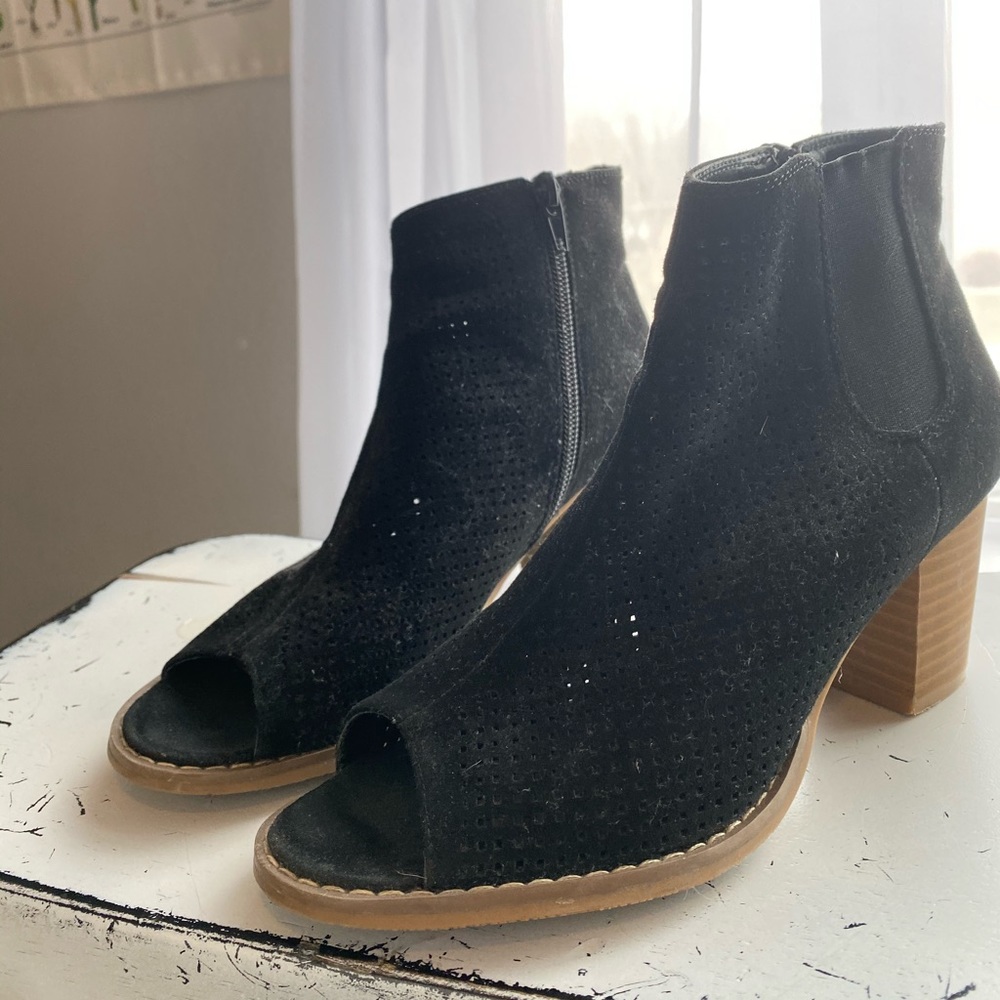 Heeled booties